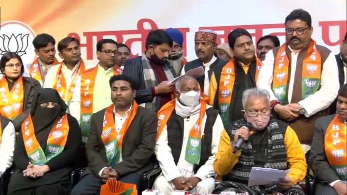 Cong leader Taqueer Raza Khan's daughter in law joins BJP, accuses him of playing 'women' card only for polls - Vimarsana News