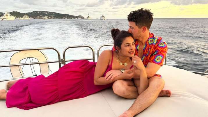 Priyanka Chopra berbagi foto romantis saat Nick Jonas memeluknya di tengah lautan