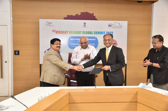 Reliance Industries menandatangani MoU untuk investasi Rs 5,95 lakh crore dalam energi hijau, proyek lain di Gujarat