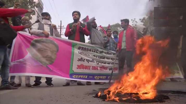 Bihar Bandh LIVE Updates: Protesters burn tyres, block roads in Patna