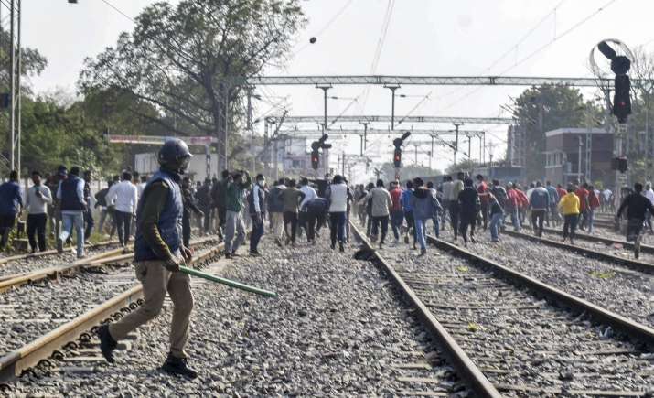 प्रदर्शन के दौरान अभ्यर्थियों ने रेलवे ट्रैक जाम कर दिया