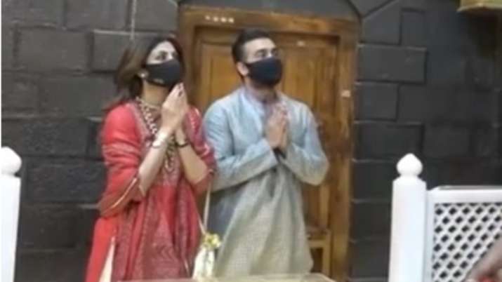 Shilpa Shetty appearance with husband Raj Kundra offers prayers to Shirdi Sai Baba watch VIDEO