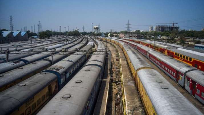 Survei Ekonomi 2022: Layanan angkutan kereta api meningkat, tetapi pendapatan penumpang turun