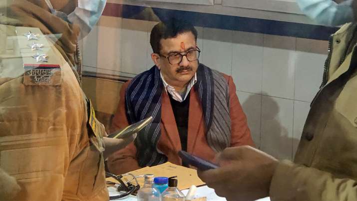 Police personnel arrest Wasim Rizvi alias Jitendra Narayan