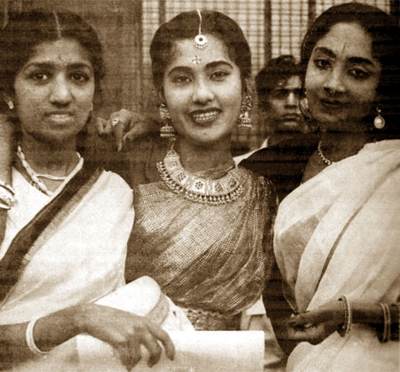 India Tv - Lata Mangeshkar with her sisters