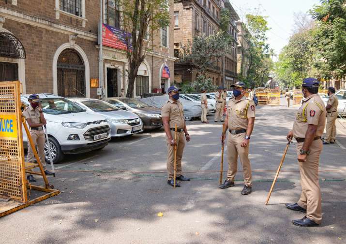 Man sets himself ablaze outside Vidhan Bhavan in Mumbai: Maha DyCM Fadnavis terms it unfortunate - Vimarsana News