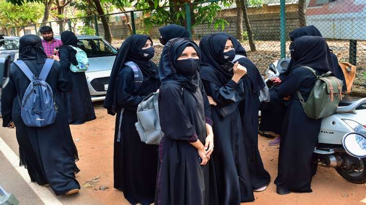 karnataka live news, hijab row live news, Karnataka hijab row live, colleges deny entry, colleges en