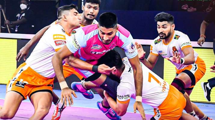 A moment from Puneri Paltan and Jaipur Pink Panthers match in PKL 2021-22