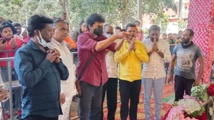 Thalapathy Vijay pays homage to late Puneeth Rajkumar at his memorial ...