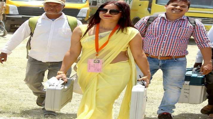रीना द्विवेदी, वायरल यूपी चुनाव अधिकारी, पश्चिमी पोशाक में वापस आ गया है | तस्वीरें