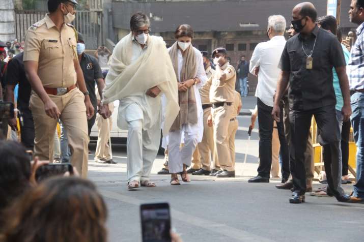 India Tv - Amitabh Bachchan, daughter outside Lata Mangeshkar's residence