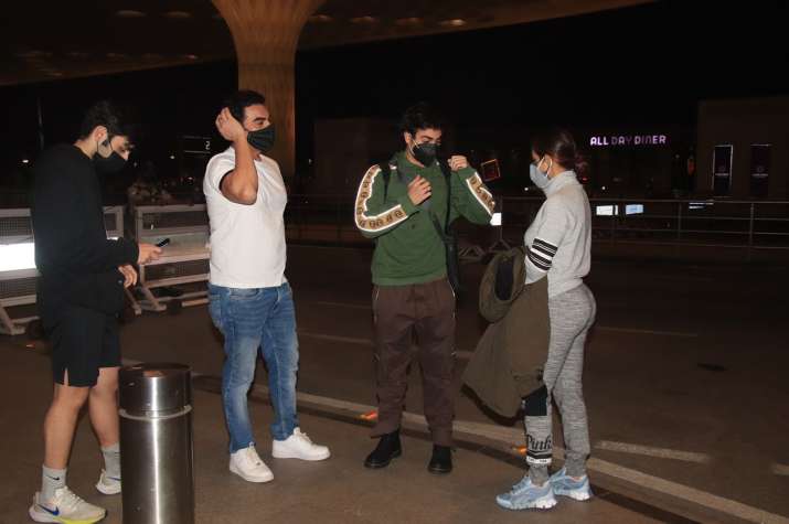 Malaika Arora and Arbaaz Khan drop off son Arhaan at Mumbai airport, see  pics | Celebrities News – India TV