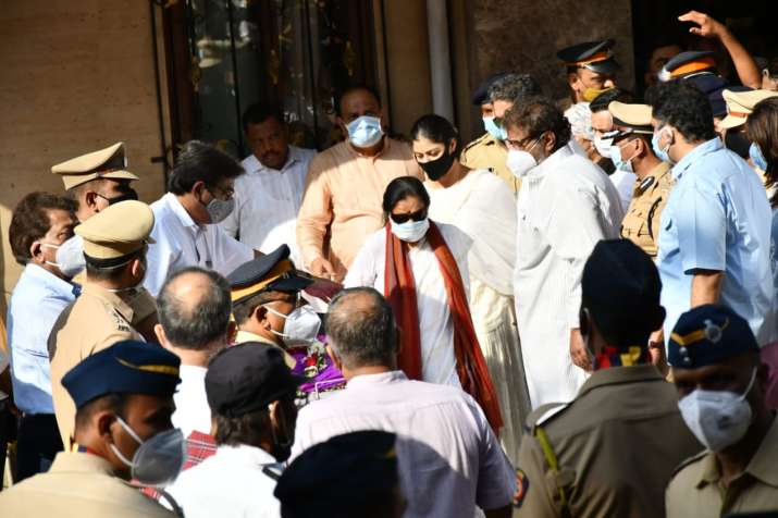 India Tv - Pictures from Lata Mangeshkar's funeral
