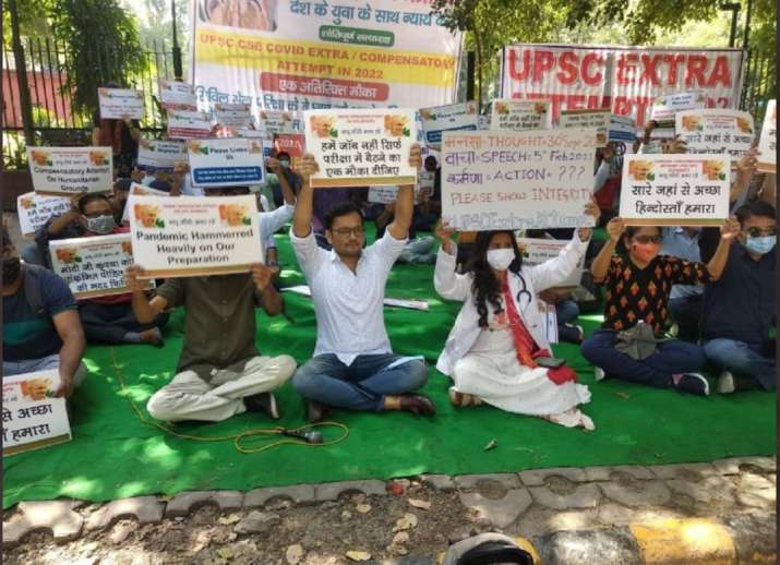 'Don't want job, just a fair chance': UPSC aspirants on hunger strike take to streets, demand extra attemp - Vimarsana News
