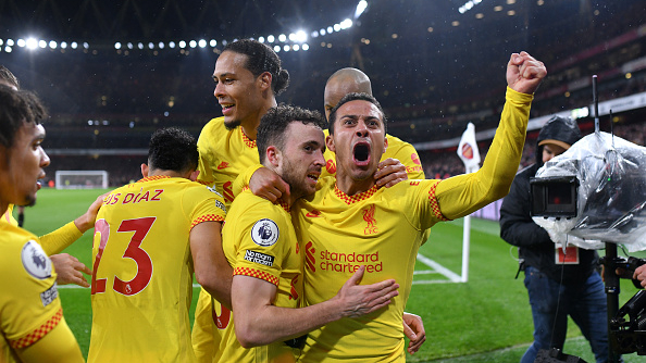 Liverpool beat Arsenal 2-0 to reignite Premier League race