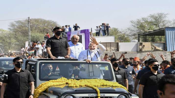 During this, Prime Minister Narendra Modi waving at the supporters