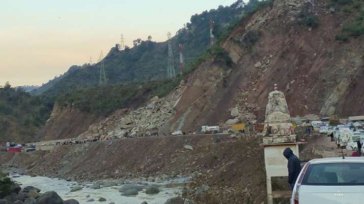 Jammu Srinagar National Highway, Jammu Srinagar National Highway closed, stone pelting, firing