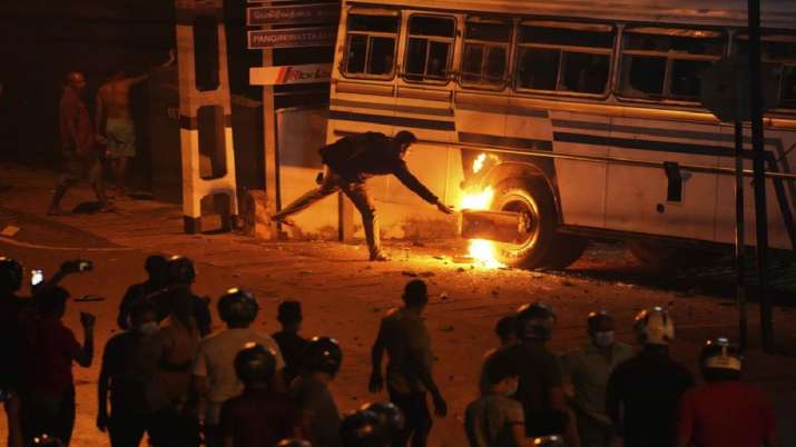 Sri Lanka mengumumkan keadaan darurat publik setelah kerusuhan akibat krisis ekonomi;  jam malam di Provinsi Barat