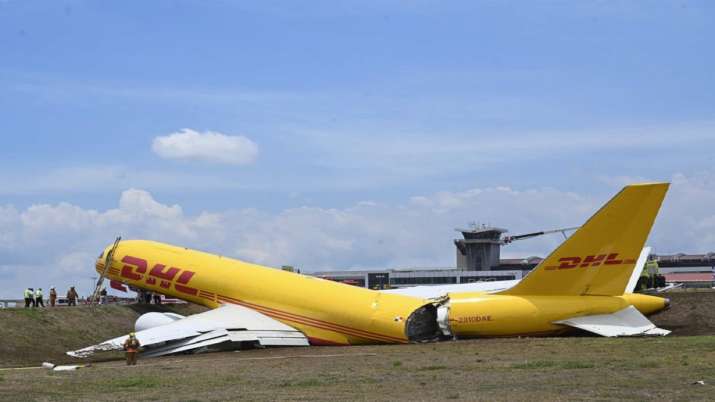 Cargo plane, Cargo plane slips, Cargo place runaway, San Jose, Costa Rica, Cargo plane breaks down