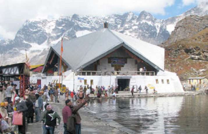 Uttarakhand: Rising temperatures lead to rapid snow melting near Gurudwara Shri Hemkund Sahib Yatra route