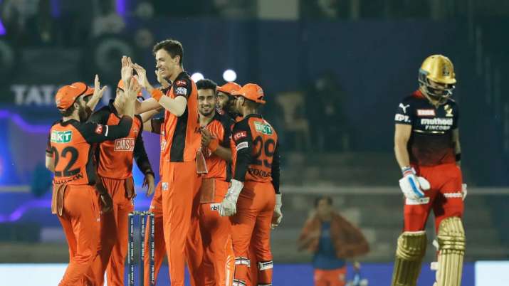 शनिवार को सनराइजर्स हैदराबाद ने आरसीबी को नौ विकेट से हराया