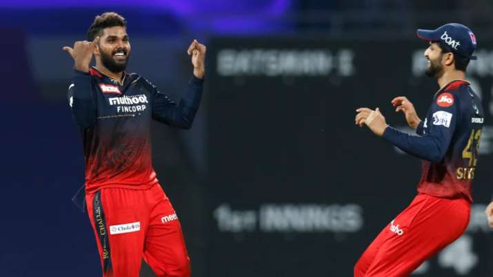 आईपीएल 2022 में केकेआर के खिलाफ मैच में आरसीबी के वानिंदु हसरंगा ने मनाया विकेट