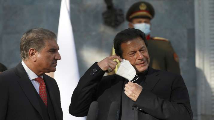 Pakistan Prime Minister Imran Khan (right)