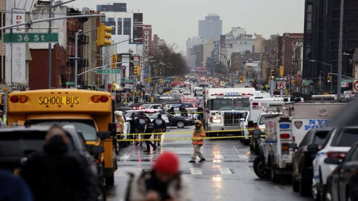 Tersangka penembakan New York Brooklyn pria kulit hitam dengan tinggi 5’5 inci mengenakan rompi jenis konstruksi hijau berburu polisi