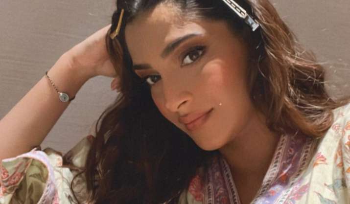 Calon ibu Sonam Kapoor berbagi selfie cerah saat dia kembali ke lokasi syuting