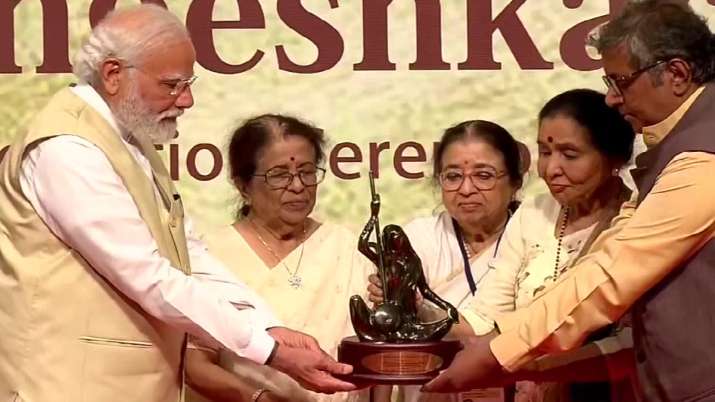 mumbai,lata didi,lata mangeshkar,narendra modi,PM Modi receives receive first Lata Deenanath Mangesh