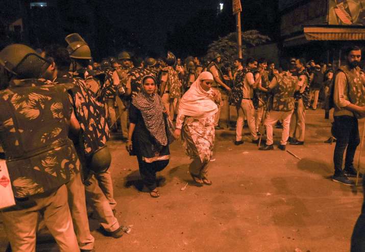 alasan bentrokan jahangirpuri hanuman jayanti shobha yatra hindu muslim kekerasan delhi polisi amit shah kejriwal HM