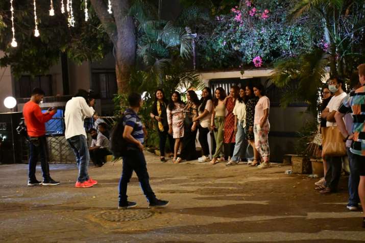Vastu Lit Up For Ranbir Kapoor Alia Bhatt S Post Wedding Bash Bollywood Celebs Expected To Arrive Soon Celebrities News India Tv
