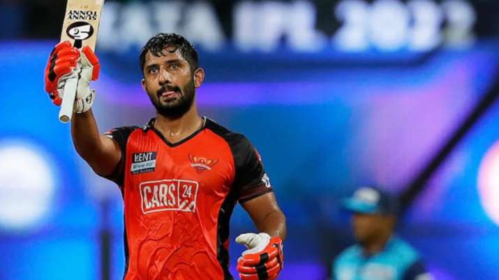Twitter menjadi marah karena Rahul Tripathi, Sanju Samson tidak dipilih untuk skuad T20I India melawan Afrika Selatan
