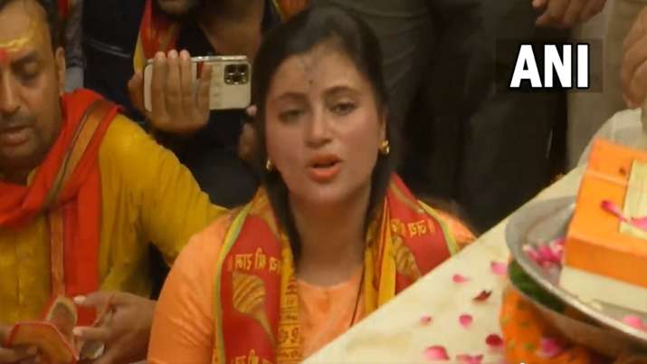 MP Navneet Rana, her MLA-husband recite Hanuman Chalisa at
