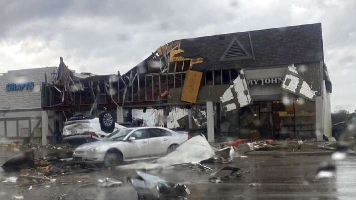 Video captures strong tornado in Michigan that killed 1, injured 40 | Watch