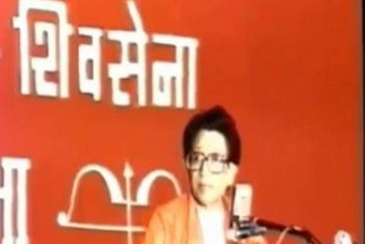 Video lama Bal Thackeray menunjukkan dia berbicara menentang pengeras suara, Muslim berdoa di jalan |  JAM TANGAN