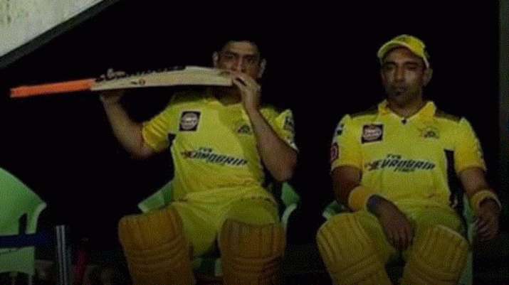 Dhoni’s photo while ‘eating’ his bat goes viral; Amit Mishra explains why IPL 2022 chennai super kings