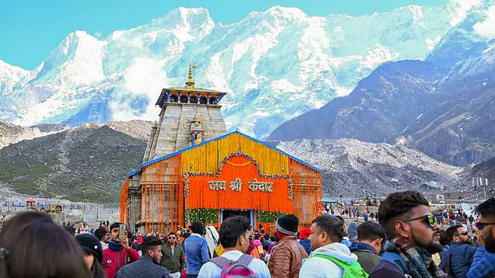 Kedarnath covered in snowfall, mercury dips down as pilgrims visit shrine
