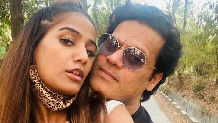715px x 402px - Goa Police files chargesheet against Poonam Pandey, Sam Bombay in porn video  case - Bharat Times English News