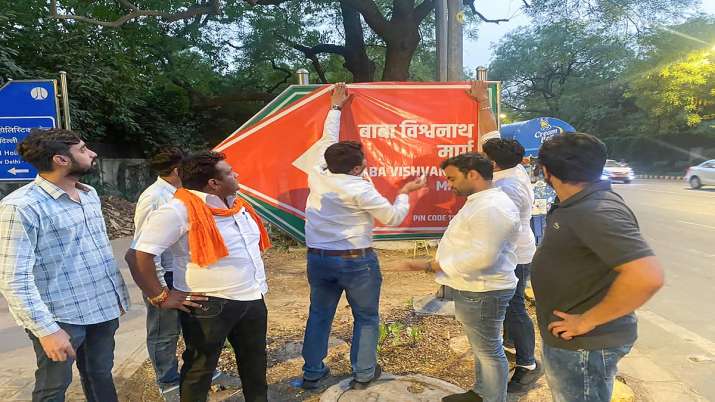 BJYM activists paste ‘Baba Vishwanath Marg’ banner on Aurangzeb Lane in Delhi