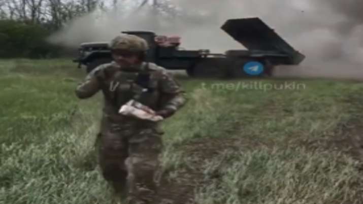 Ukrainian soldier snacks on chips as missiles are fired in his background. Watch viral video