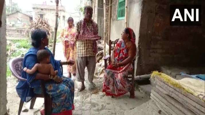 Orang tua Bihar samastipur mengemis uang setelah karyawan Rumah Sakit menuntut Rs 50.000 untuk melepaskan tubuh putranya