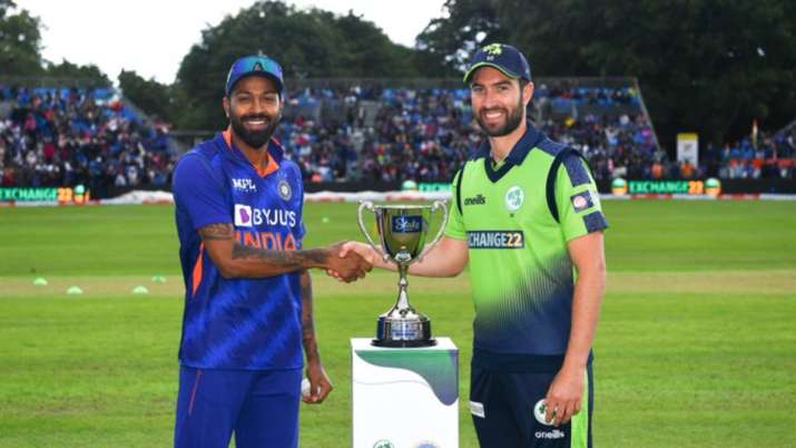 Hardik and Balbirnie pose with the trophy ahead of the first T20I.