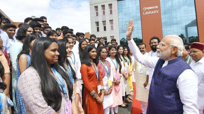 PM Modi stops car on Bengaluru street to greet cheering crowd - Vimarsana News