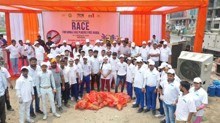 Anti-plastic drive conducted by Noida authority in solidarity with ban on single-use plastic - Vimarsana News