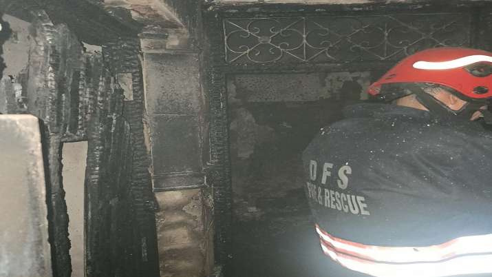 delhi, delhi fire, paharganj hotel roma deluxe fire, rescue operation, latest updates, fire tender, 