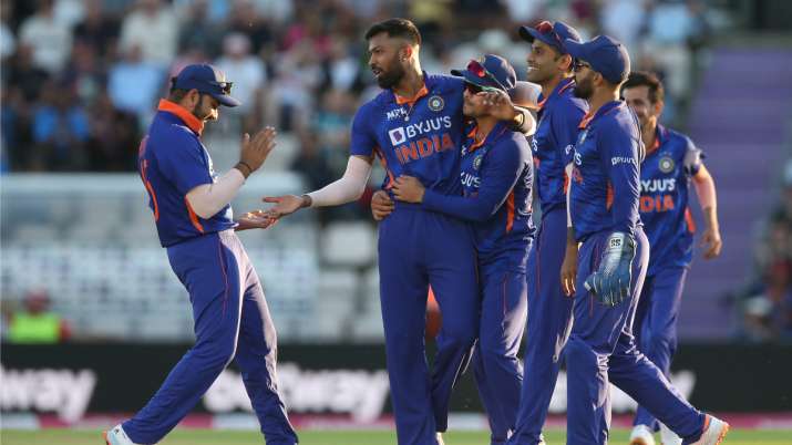 Team India celebrating a wicket off Pandya's ball. 