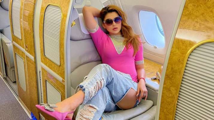 Urvashi Rautela massively trolled after wearing bum-ripped jeans, netizen says 'injection lagana hua asaan'