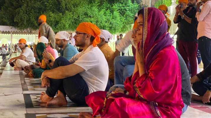 India Tv - Aamir khan seeks blessings at golden temple