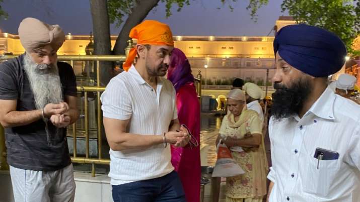 India Tv - Aamir khan seeks blessings at golden temple